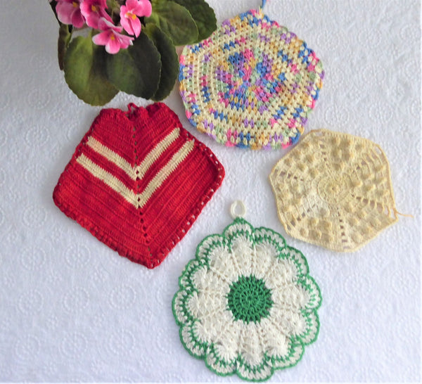 http://www.antiquesandteacups.com/cdn/shop/products/1940s-set-4-crocheted-potholders-handmade-a_grande.jpg?v=1651247692