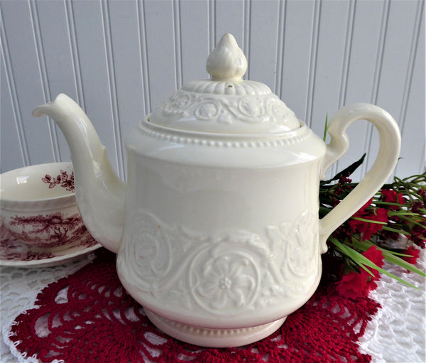 Teapot Wedgwood Embossed Patrician Floral Creamware 1969 46 cups