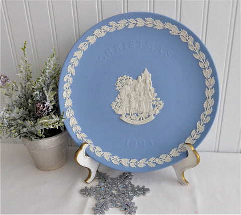Victorian Carolers 1993 Wedgwood Christmas Plate Holiday Blue White Jasperware