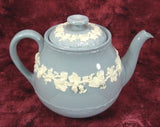 Teapot Wedgwood Embossed Blue With White Grapevine Large 4-6 Cups 1940s - Antiques And Teacups - 1