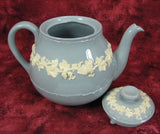 Teapot Wedgwood Embossed Blue With White Grapevine Large 4-6 Cups 1940s - Antiques And Teacups - 4