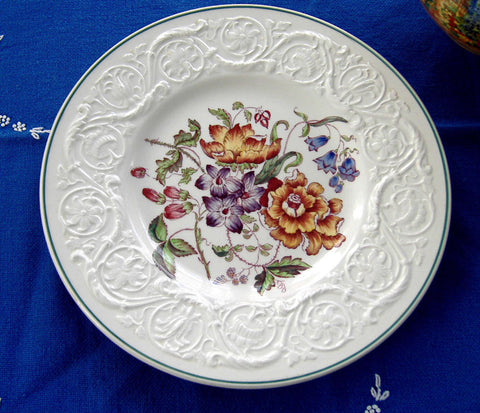 Bognor Wedgwood Plate Floral Molded Patrician Lunch Plate 1940s Flower Bouquet Creamware - Antiques And Teacups - 1