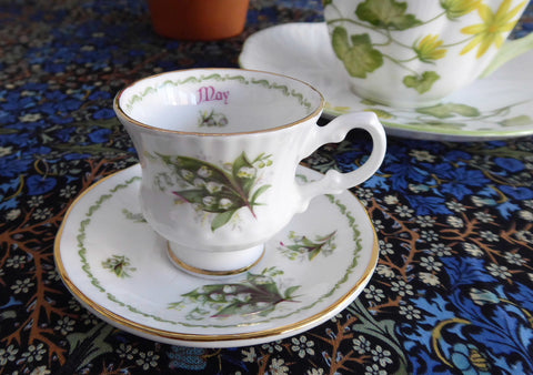 Miniature Lily Of The Valley May Cup And Saucer Queen's Bone China Mini 1970s - Antiques And Teacups - 1