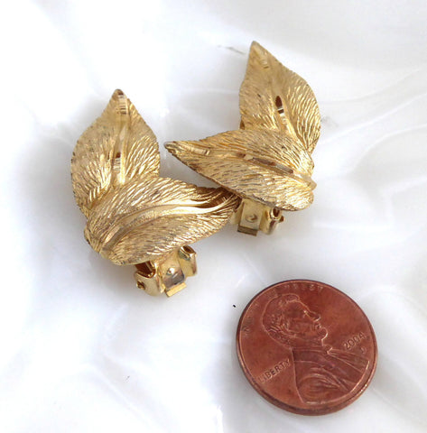 Hobe' Textured Gold Leaves Earrings Comfort Clip Signed 1940s Woodland Vintage