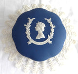 Queen Elizabeth II Wedgwood Jasperware Powder Box Silver Jubilee 1977 Dark BlueFigures