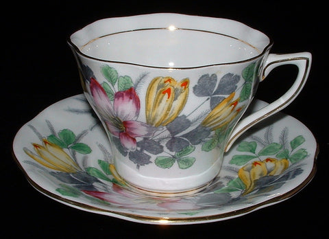 Rosina Shamrock Cup And Saucer England Crocus Tulip 1940s - Antiques And Teacups - 1