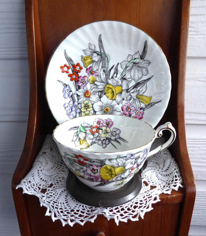 Daffodil Cup And Saucer Victoria 1930s English Bone China Teacup Narcissus Enamel Accents - Antiques And Teacups - 1