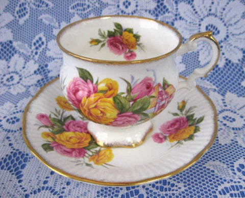 Cup And Saucer Lush Roses With Cottage Elizabethan 1950s Bone China - Antiques And Teacups - 1